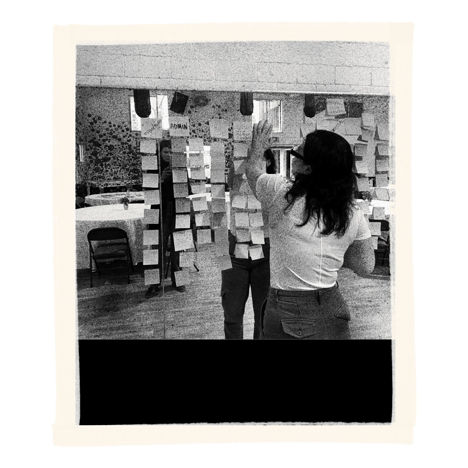 Mesa de trabajo con profesionales revisando un documento