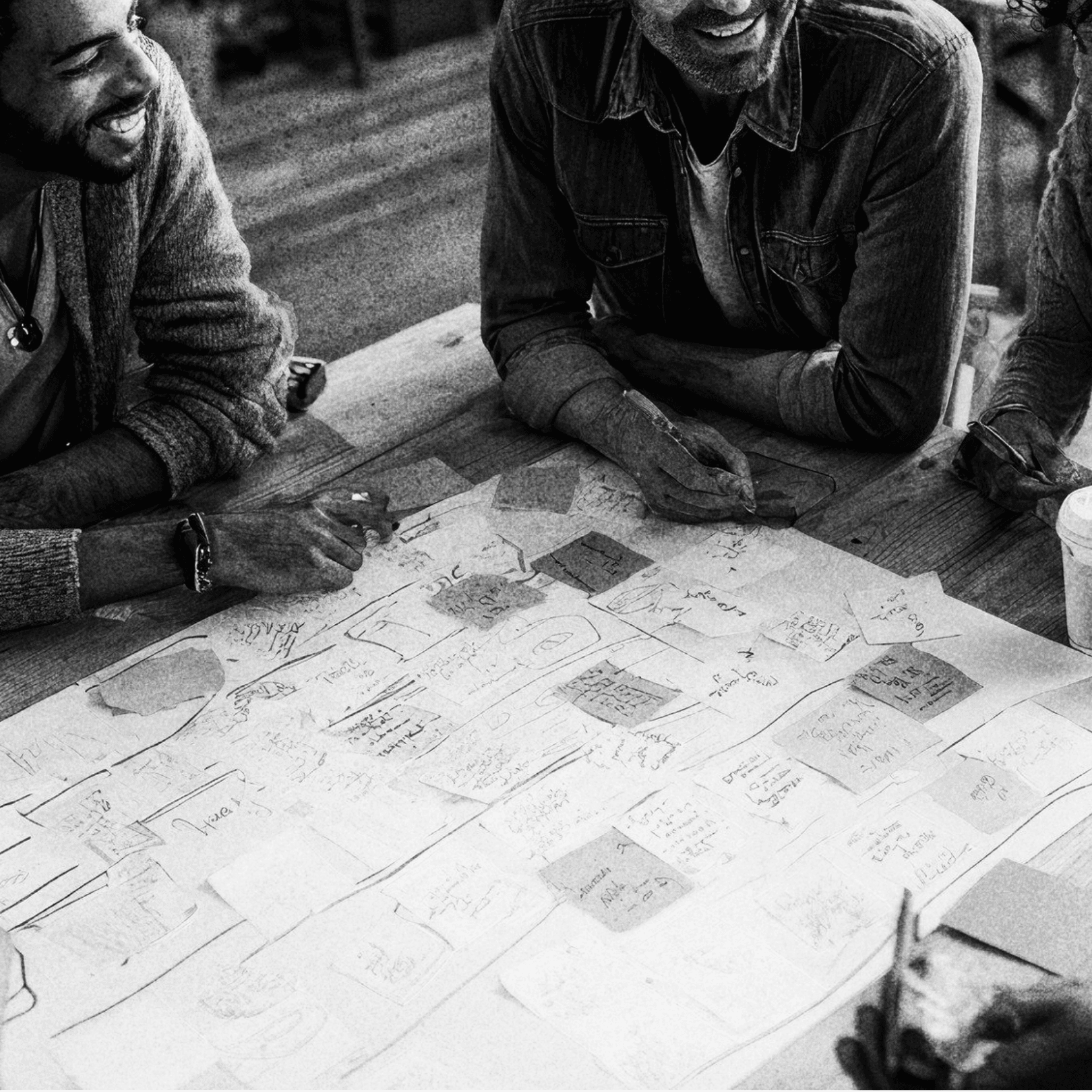 Equipo trabajando alrededor de una mesa