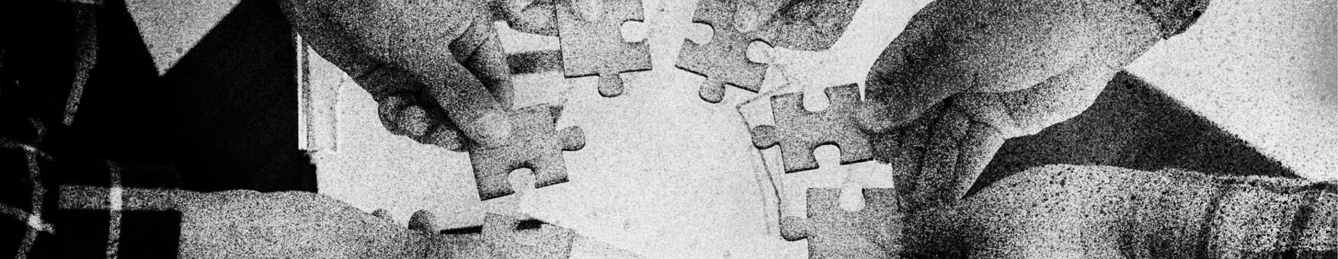 Manos uniendo piezas de rompecabezas